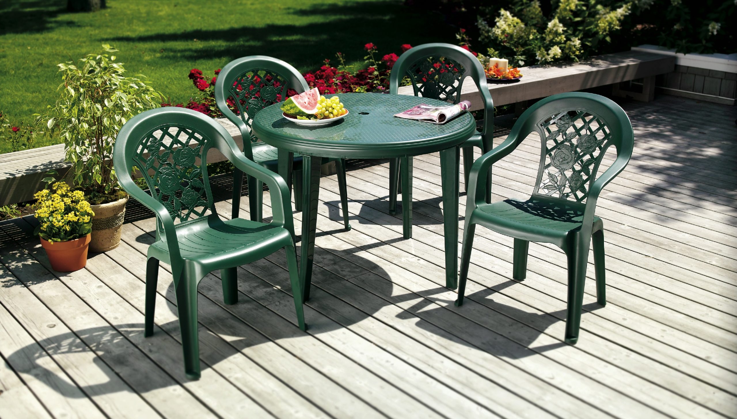 Deck with table and chairs.