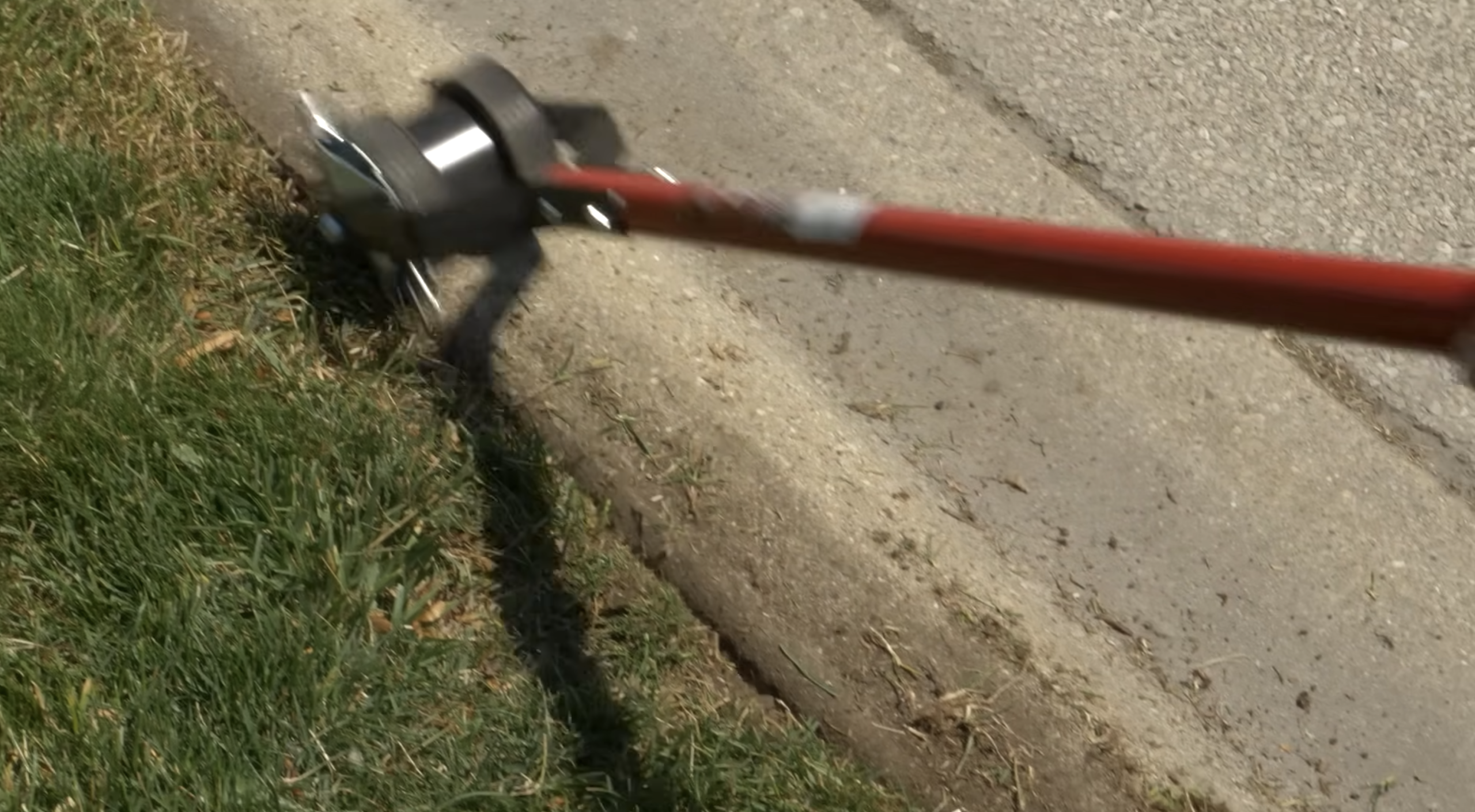 Manual lawn edger